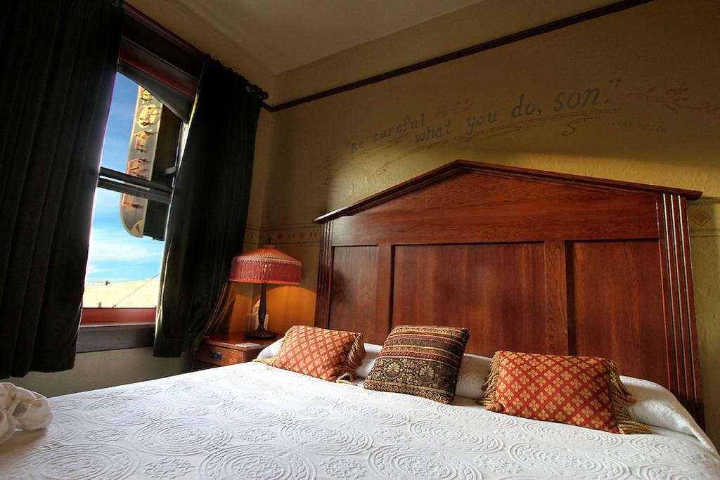Mcmenamins Olympic Club Villa Centralia Bilik gambar