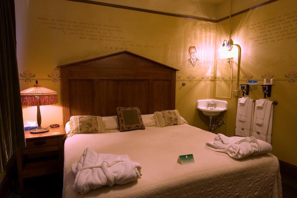 Mcmenamins Olympic Club Villa Centralia Luaran gambar