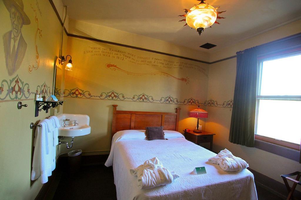 Mcmenamins Olympic Club Villa Centralia Bilik gambar