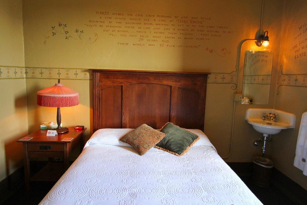 Mcmenamins Olympic Club Villa Centralia Bilik gambar